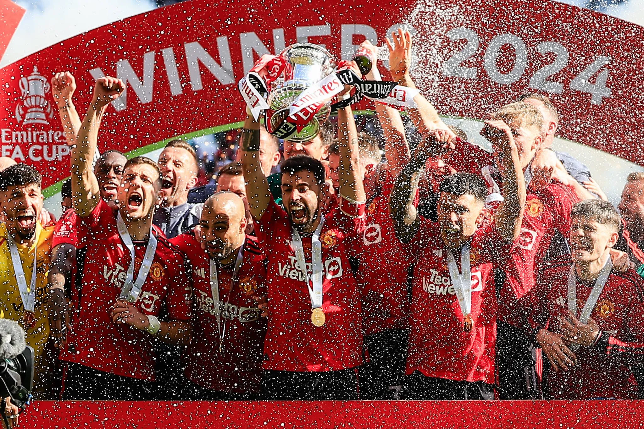 Bruno Fernandes ergue t&iacute;tulo da Copa da Inglaterra com Manchester United (Foto: Imago/Pro Sports Images)