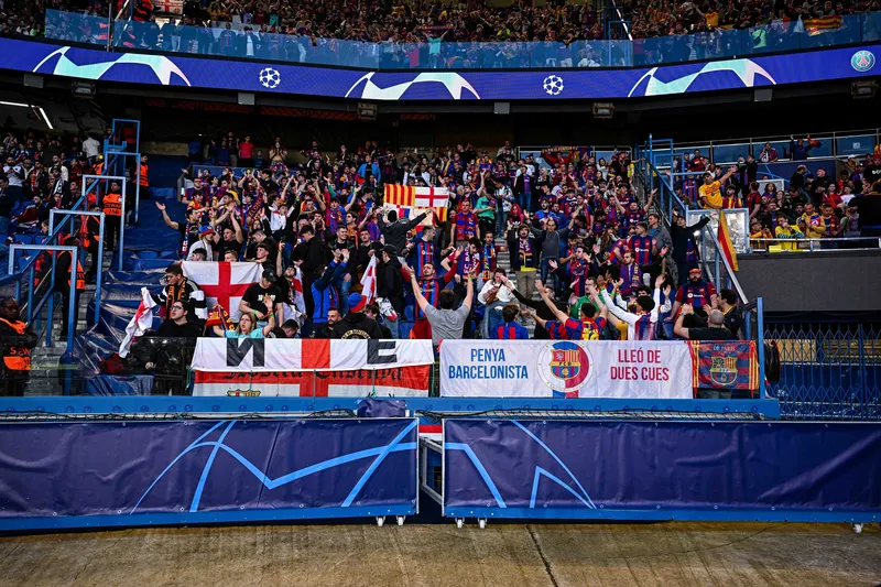 Torcida do Barcelona no Parc des Princes, em Paris, nas quartas de final da Champions League 2024/25. Foto: Icon Sport