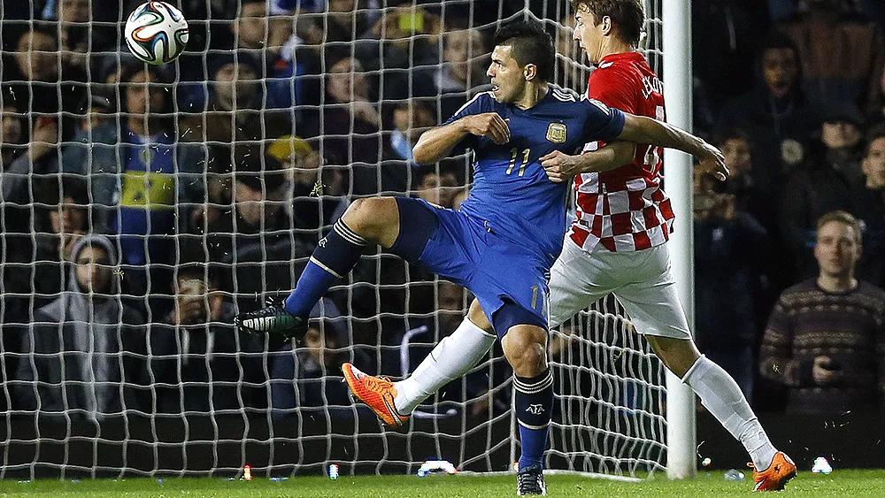 Ag&uuml;ero &eacute; marcado por Leskovic em Argentina x Cro&aacute;cia (AP Photo/Kirsty Wigglesworth)