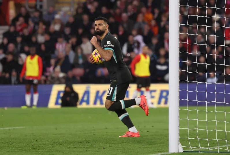 Salah comemora um de seus dois gols na vit&oacute;ria do Liverpool sobre o Southampton pela Premier League