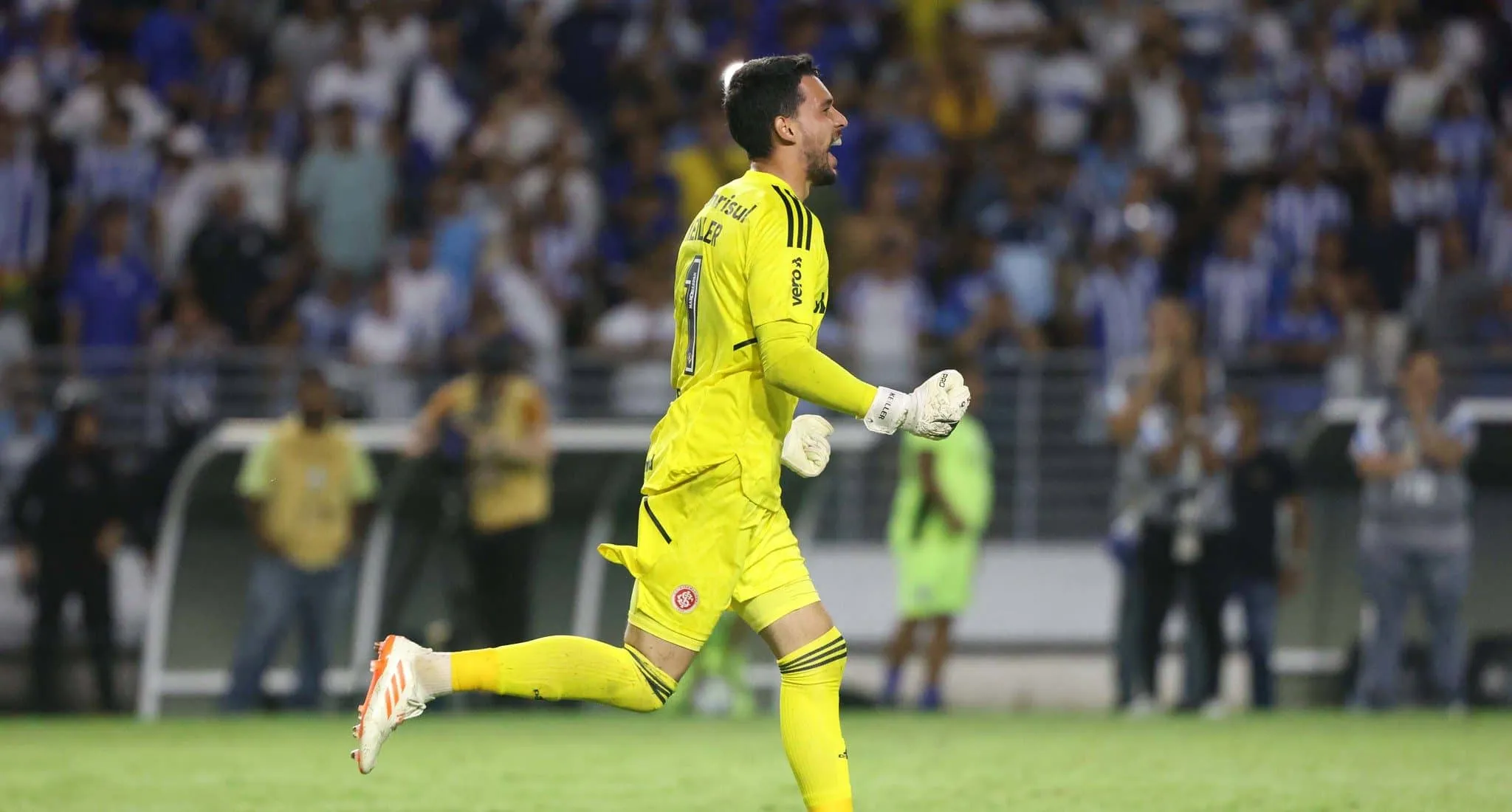 A dupla Gre-Nal flertou com o perigo, mas os favoritos terminaram de se confirmar na Copa do Brasil