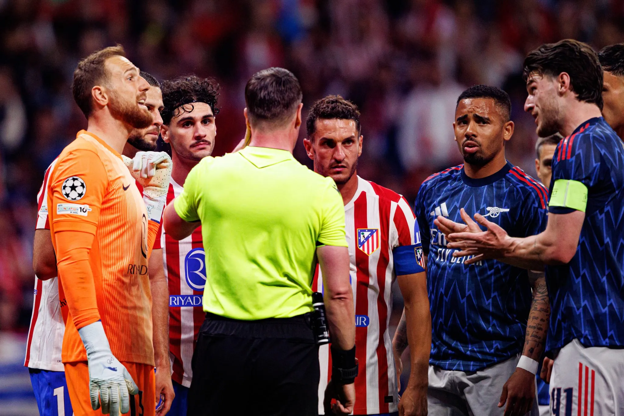 Jogadores de Arsenal e Atl&eacute;tico de Madrid discutem com a arbitragem