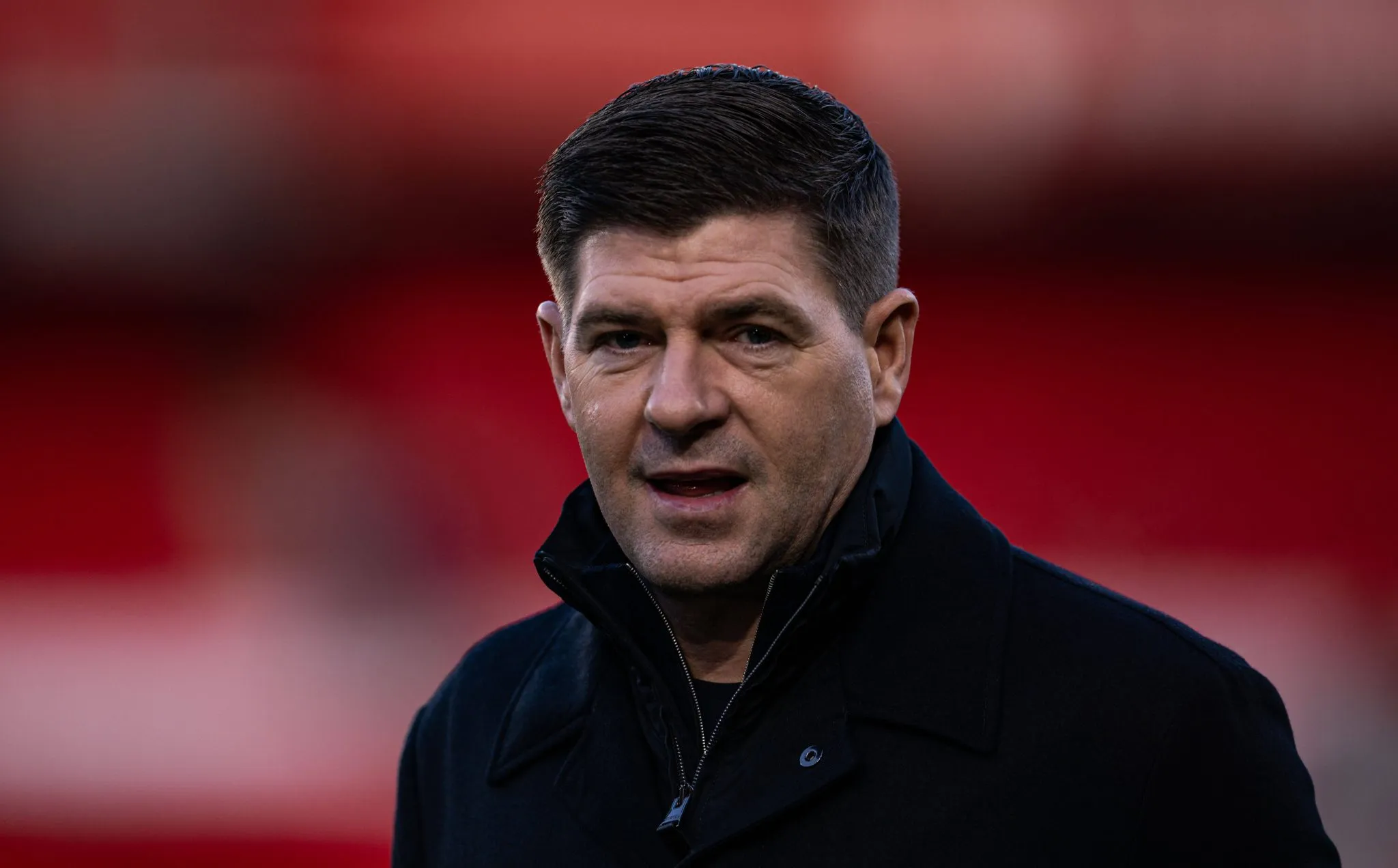 &lsquo;Tem que parar de falar disso&rsquo;: Gerrard faz cobran&ccedil;a a t&eacute;cnico do Liverpool ap&oacute;s reclama&ccedil;&otilde;es