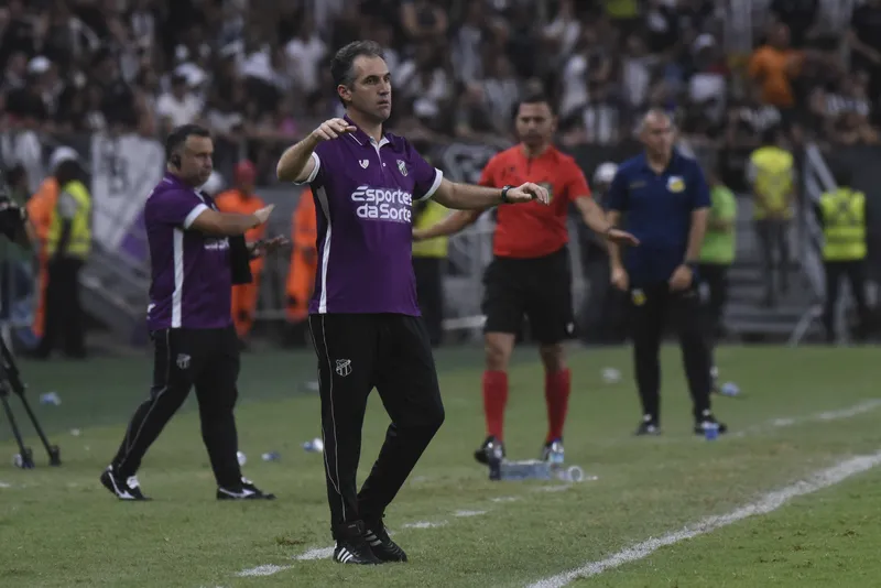 L&eacute;o Cond&eacute; &eacute; agora o segundo treinador com maior n&uacute;mero de acessos na carreira