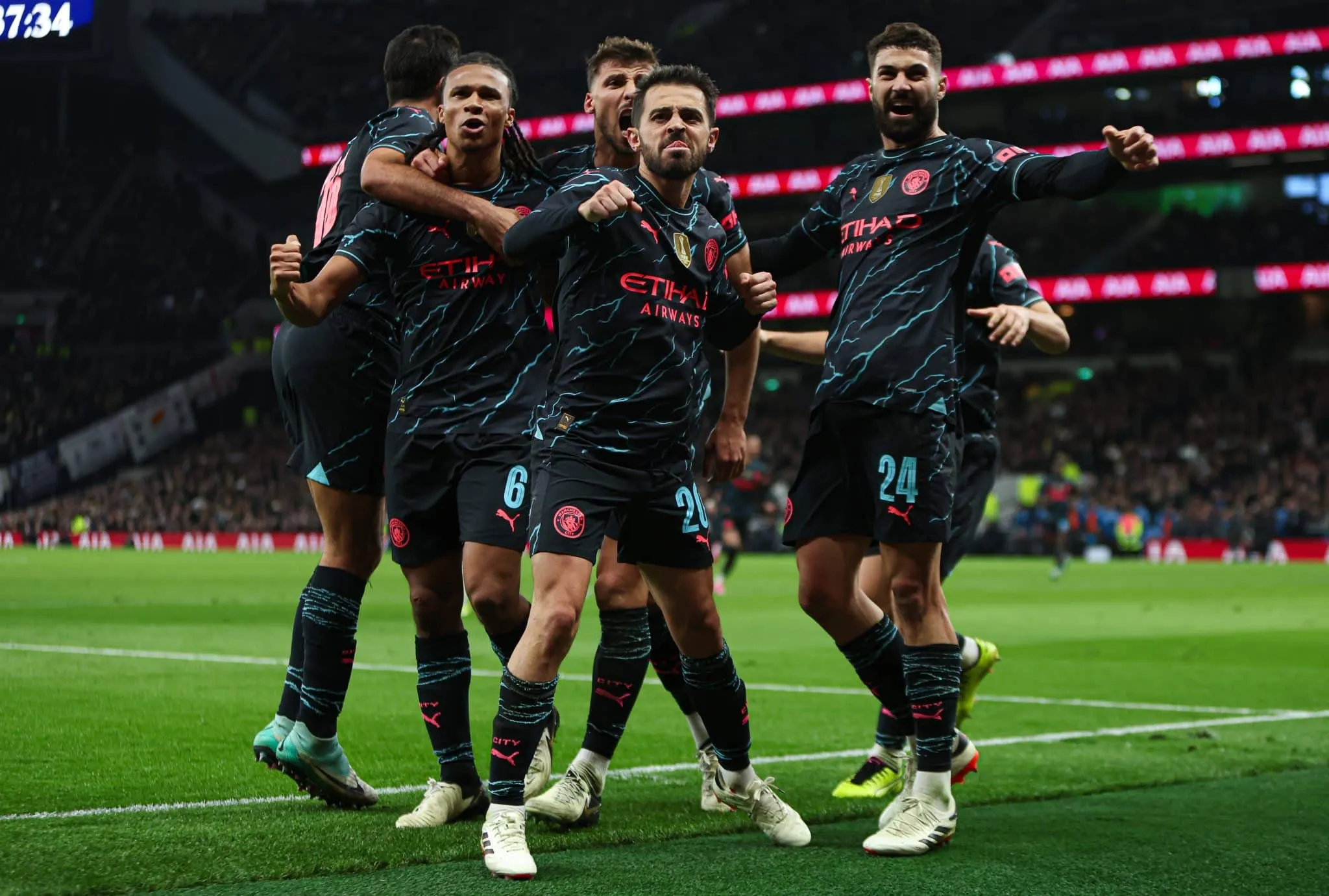 Manchester City elimina Tottenham na Copa da Inglaterra com gol para l&aacute; de pol&ecirc;mico