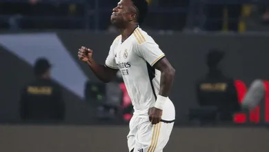 Vinicius Jr deu uma aula de futebol e o Real Madrid humilhou o Barcelona na Supercopa