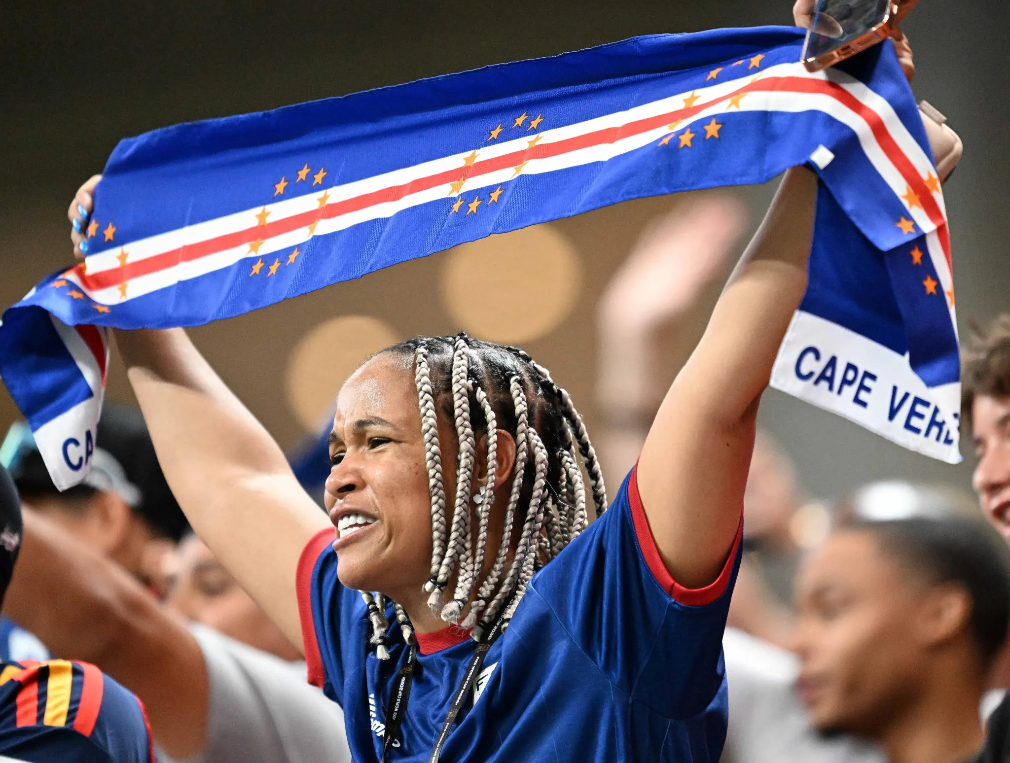 Torcedora de Cabo Verde durante estreia da sele&ccedil;&atilde;o na Copa do Mundo (Foto: IMAGO / Crystal Pix)