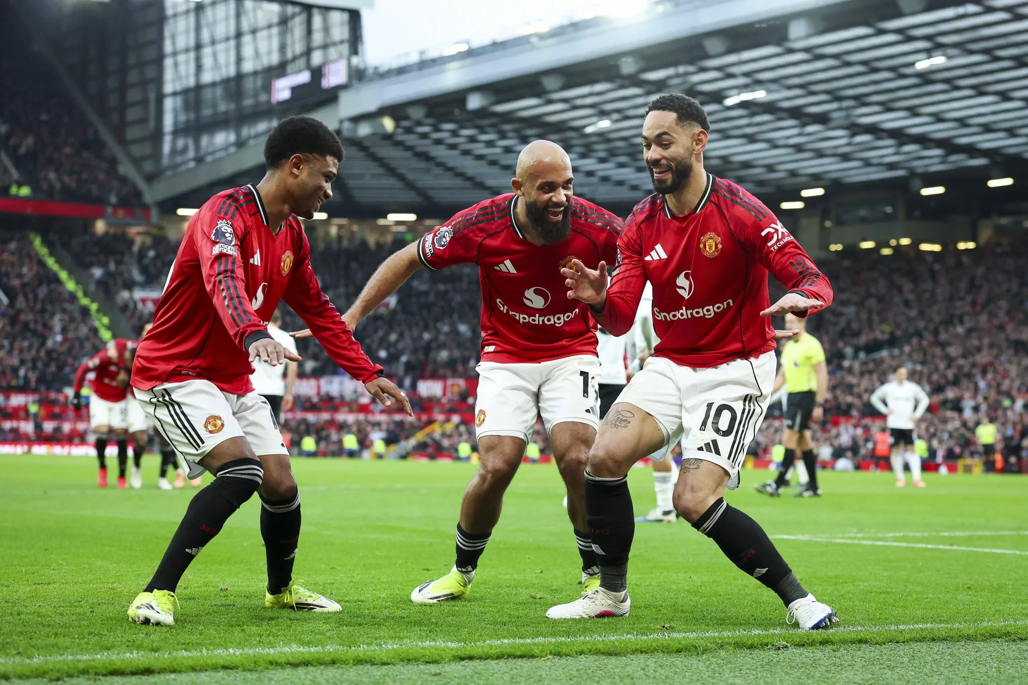 Matheus Cunha comemora gol pelo United. 
