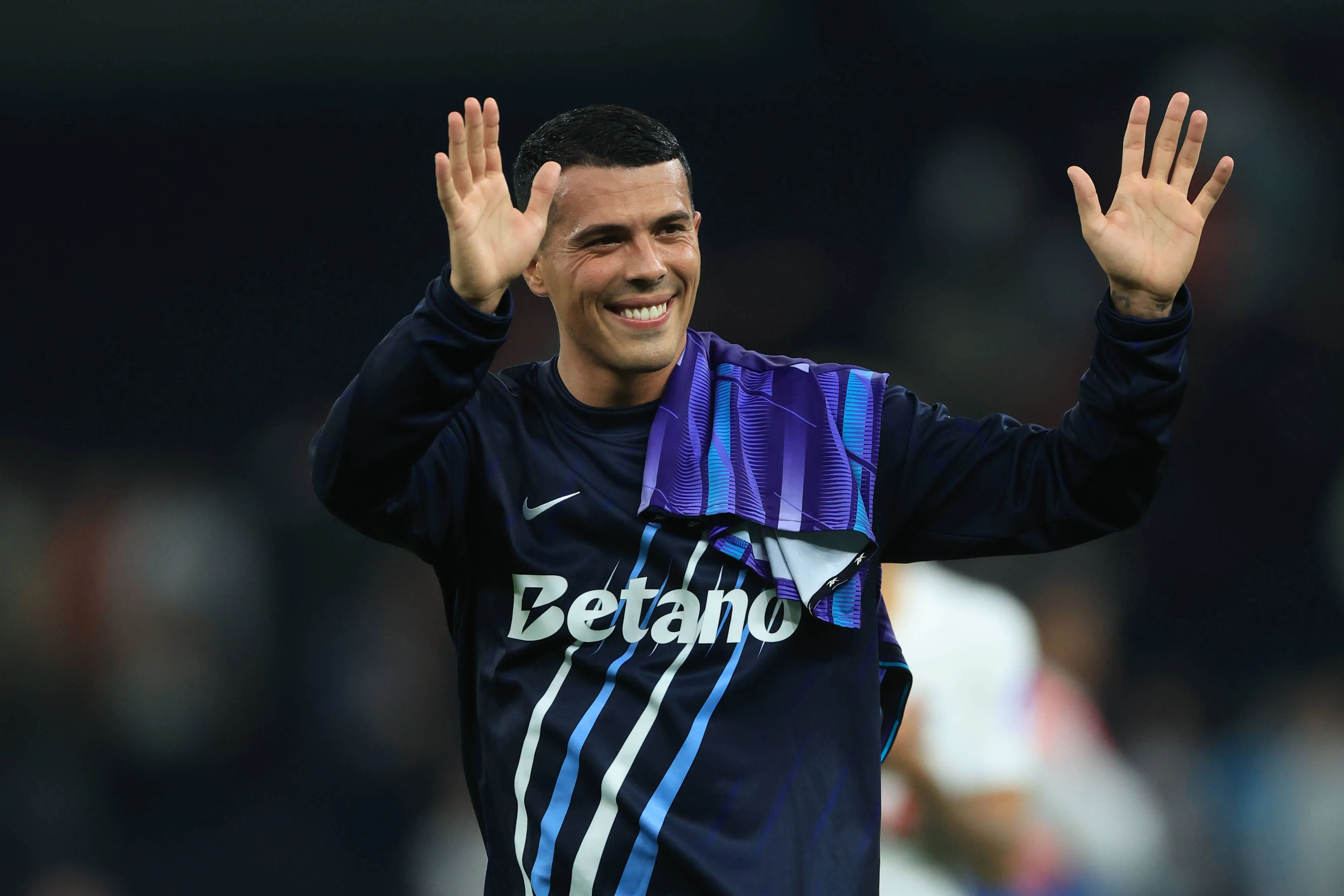 Porro acena para torcedores do Tottenham