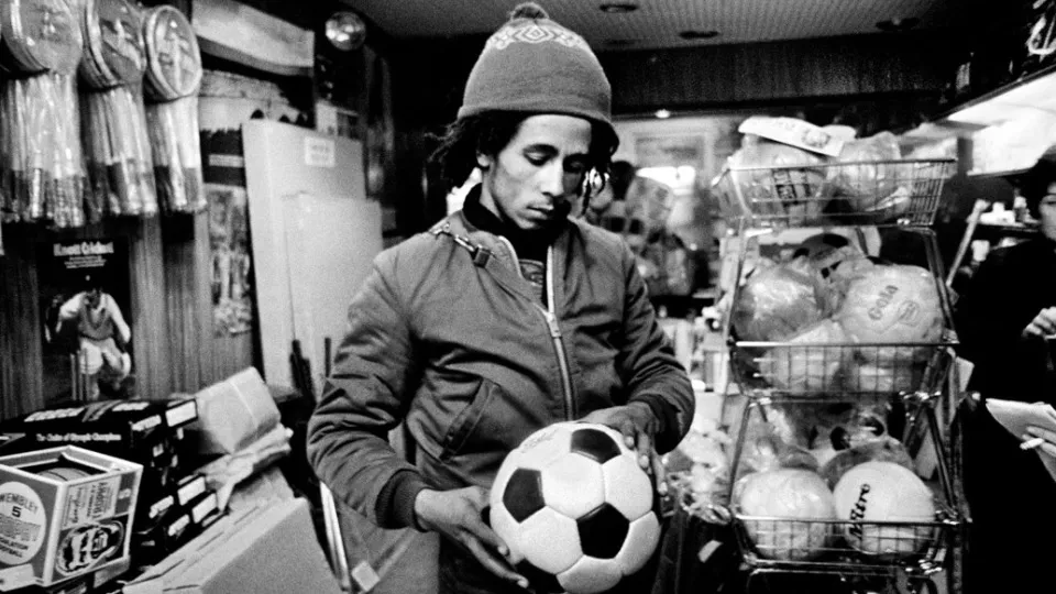 &ldquo;Futebol &eacute; liberdade&rdquo;: Nos 75 anos do nascimento de Bob Marley, conhe&ccedil;a o tamanho de sua paix&atilde;o pela bola