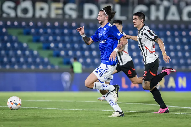 Lautaro D&iacute;az arranca para fazer o segundo gol do Cruzeiro contra o Libertad pela Copa Sul-Americana
