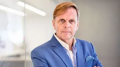 Empres&aacute;rio finland&ecirc;s entra na briga com proposta para comprar o Manchester United em sociedade com os torcedores