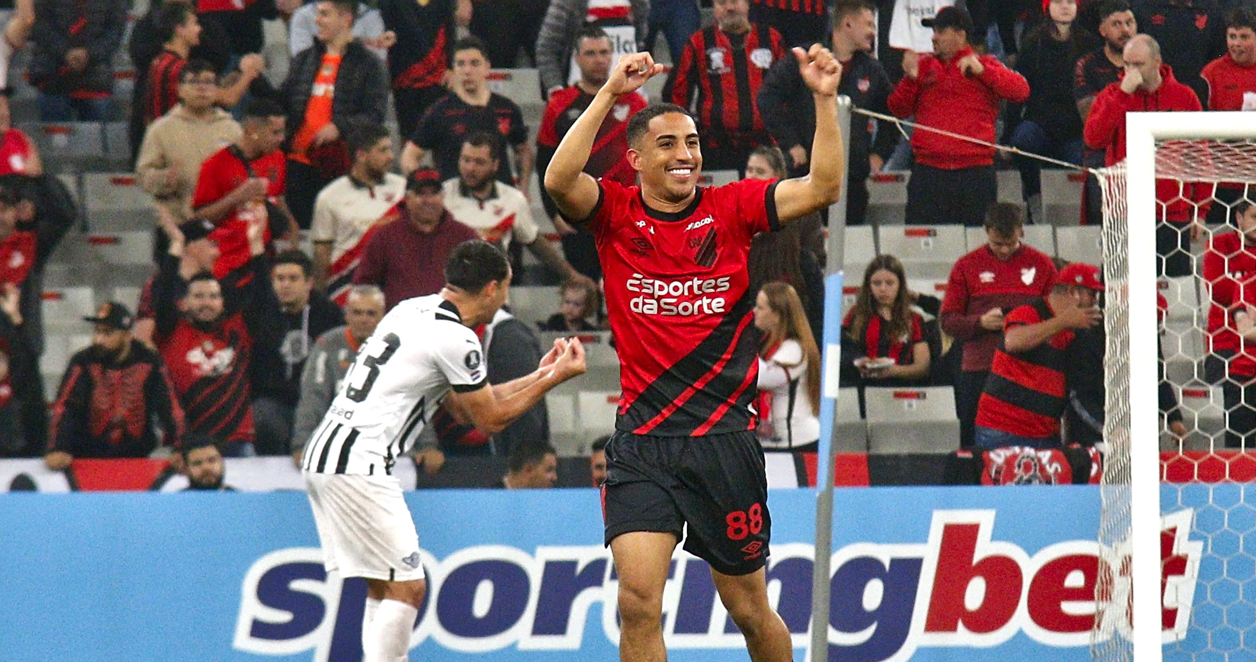 Christian saiu do banco para ser her&oacute;i e o Furac&atilde;o, ao vencer o Libertad, j&aacute; carimba a classifica&ccedil;&atilde;o