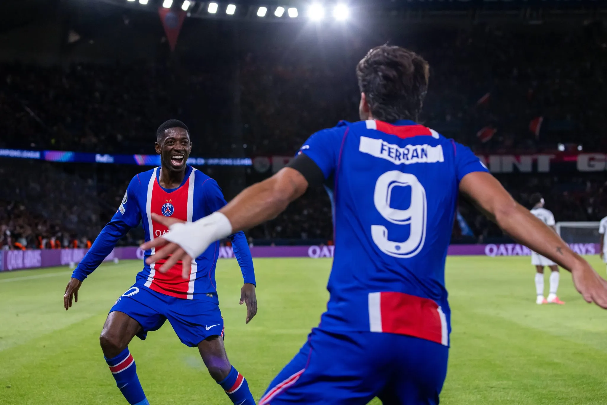 Demb&eacute;l&eacute; e Ferran Torres celebram dol do PSG na Champions