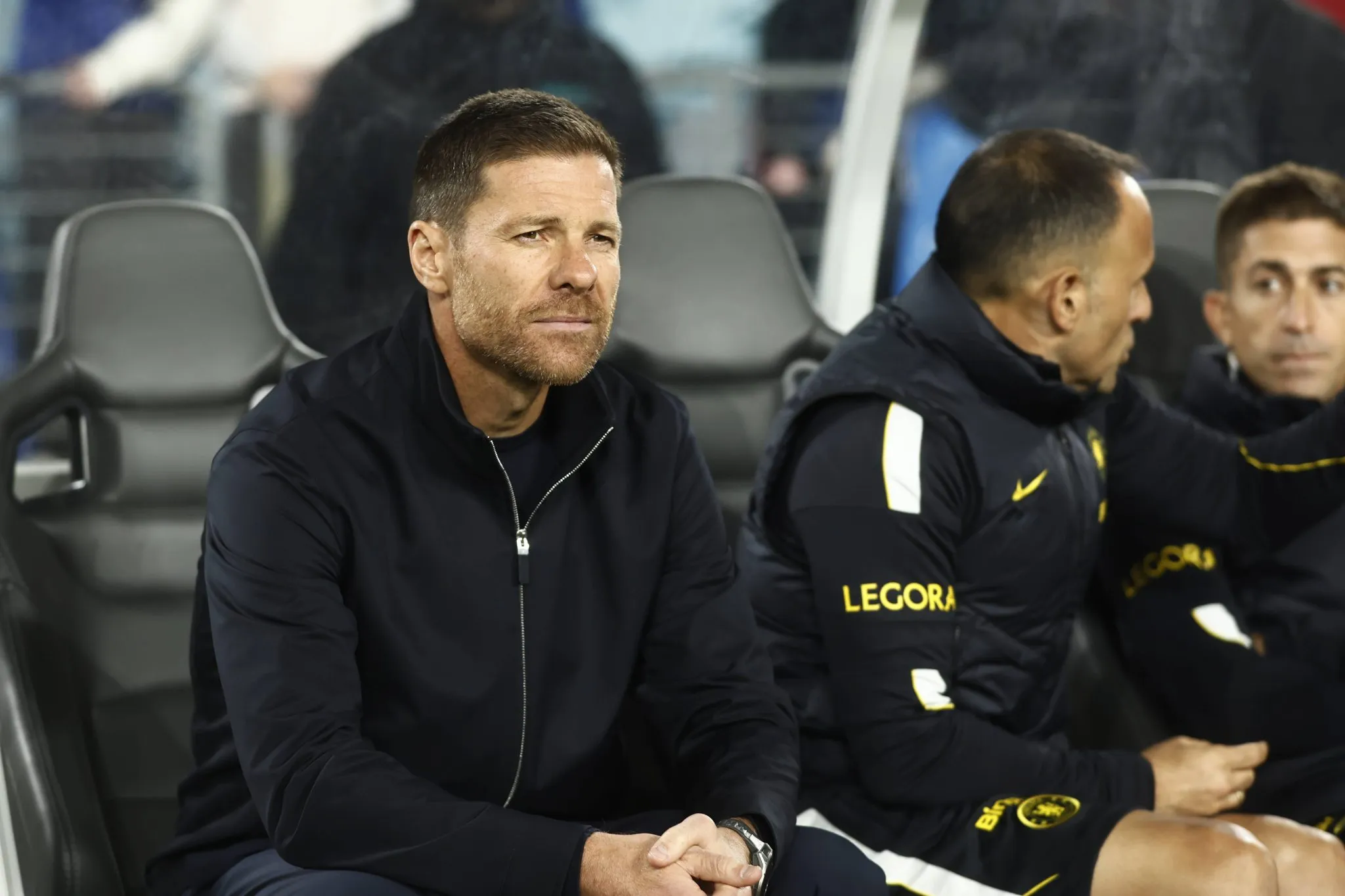 Xabi Alonso durante amistoso do Chelsea