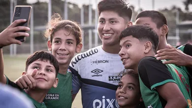 Jogador de sele&ccedil;&atilde;o, Miguelito pode provar na Copinha que merece um lugar no meio-campo do Santos de 2024