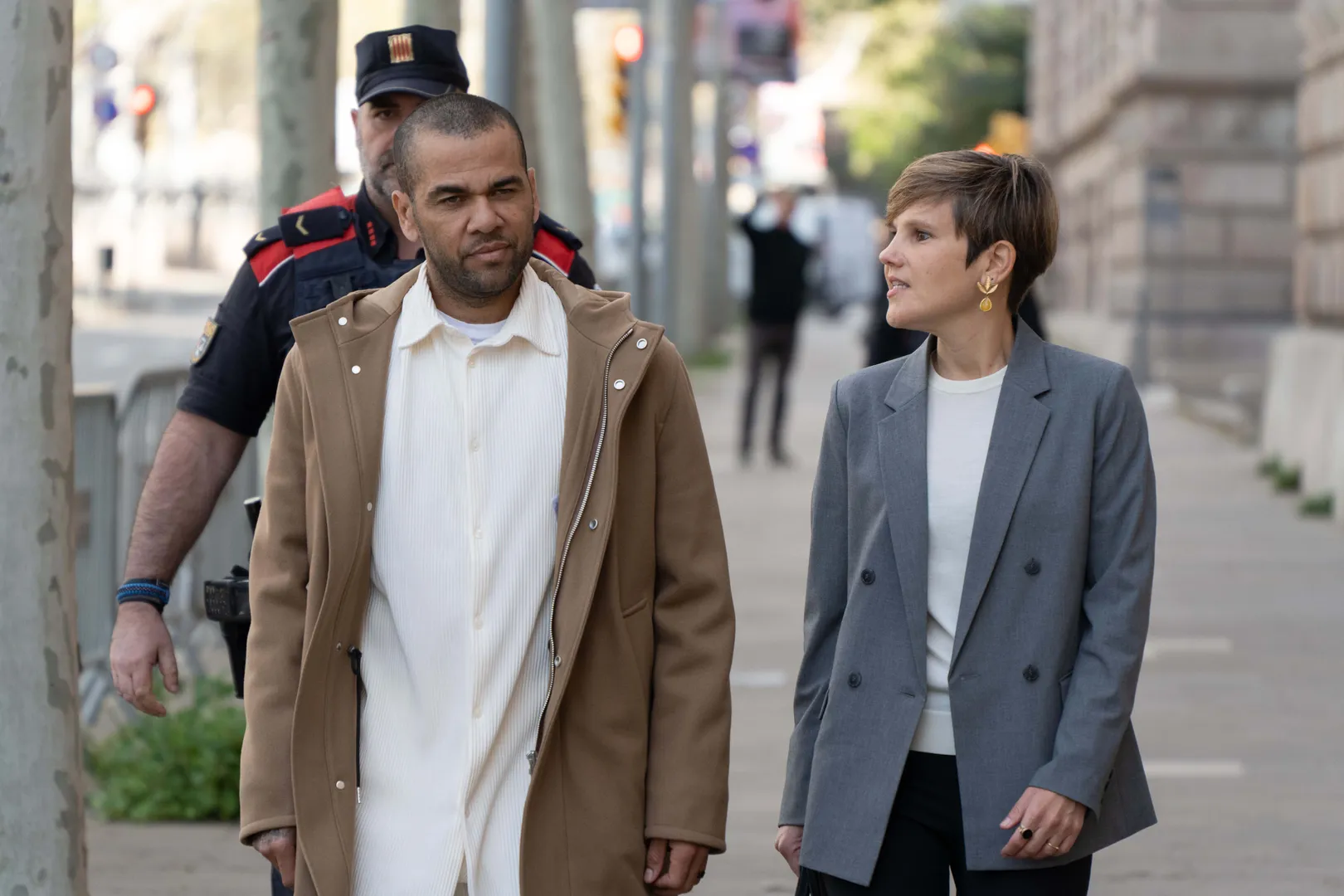Daniel Alves ao lado de sua advogada, Irene Guardiola Foto: (IconSport)
