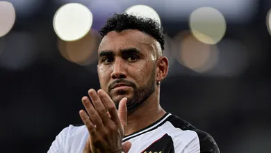 Payet treina com o elenco e, enfim, pode voltar de vez ao time do Vasco