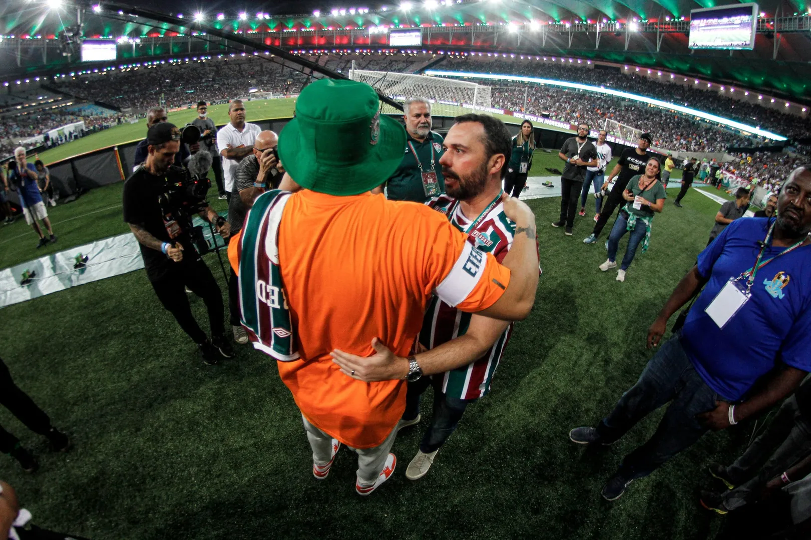Belo com Mario Bittencourt, presidente do Fluminense, no gramado do Maracan&atilde; - Foto: Lucas Mer&ccedil;on/Fluminense FC