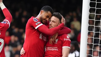 Liverpool sofre at&eacute; demais, mas vence Fulham e segue na briga pela Premier League