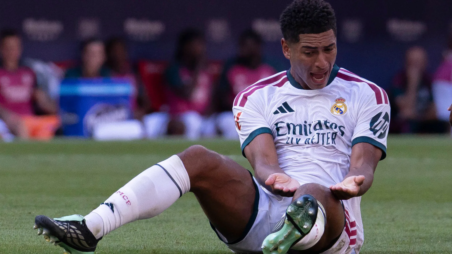 Jude Bellingham, meio-campista do Real Madrid, aponta para uma falta de Cristian Romero durante a partida da LaLiga entre Atl&eacute;tico de Madrid e Real Madrid, no Riyadh Air Metropolitano Stadium, em Madri, na Espanha, em 20 de setembro de 2026.