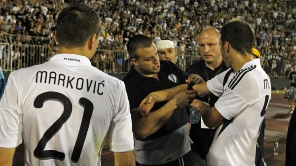 Uma cena impens&aacute;vel de desmando dos ultras na Champions