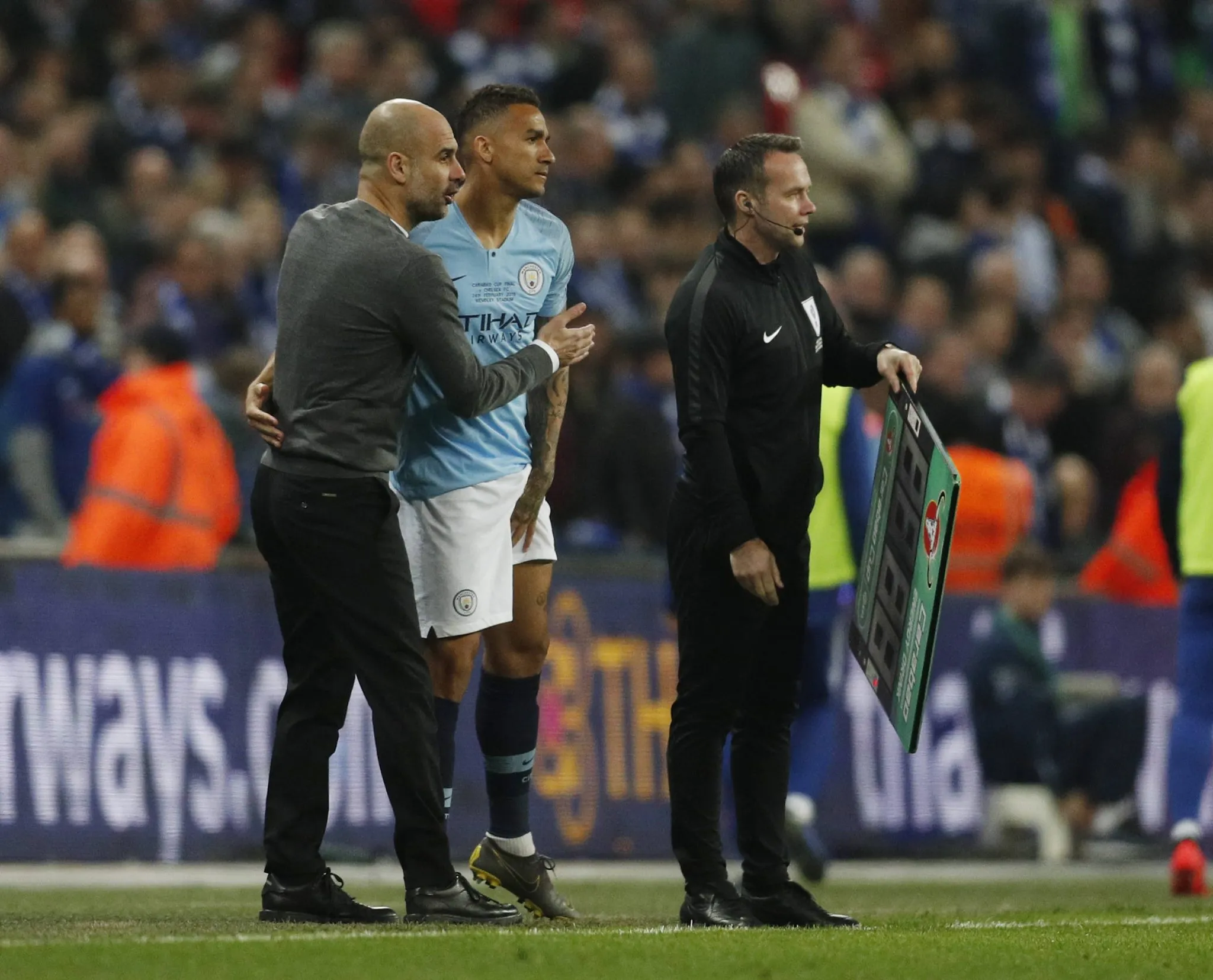 Pep Guardiola e Danilo pelo Manchester City, em 2019 (Foto: Imago/Newscom World)