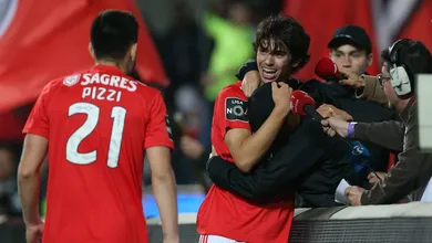 Jo&atilde;o F&eacute;lix viveu outro momento especial: comemorou um gol com seu irm&atilde;o, gandula e tamb&eacute;m promessa do Benfica