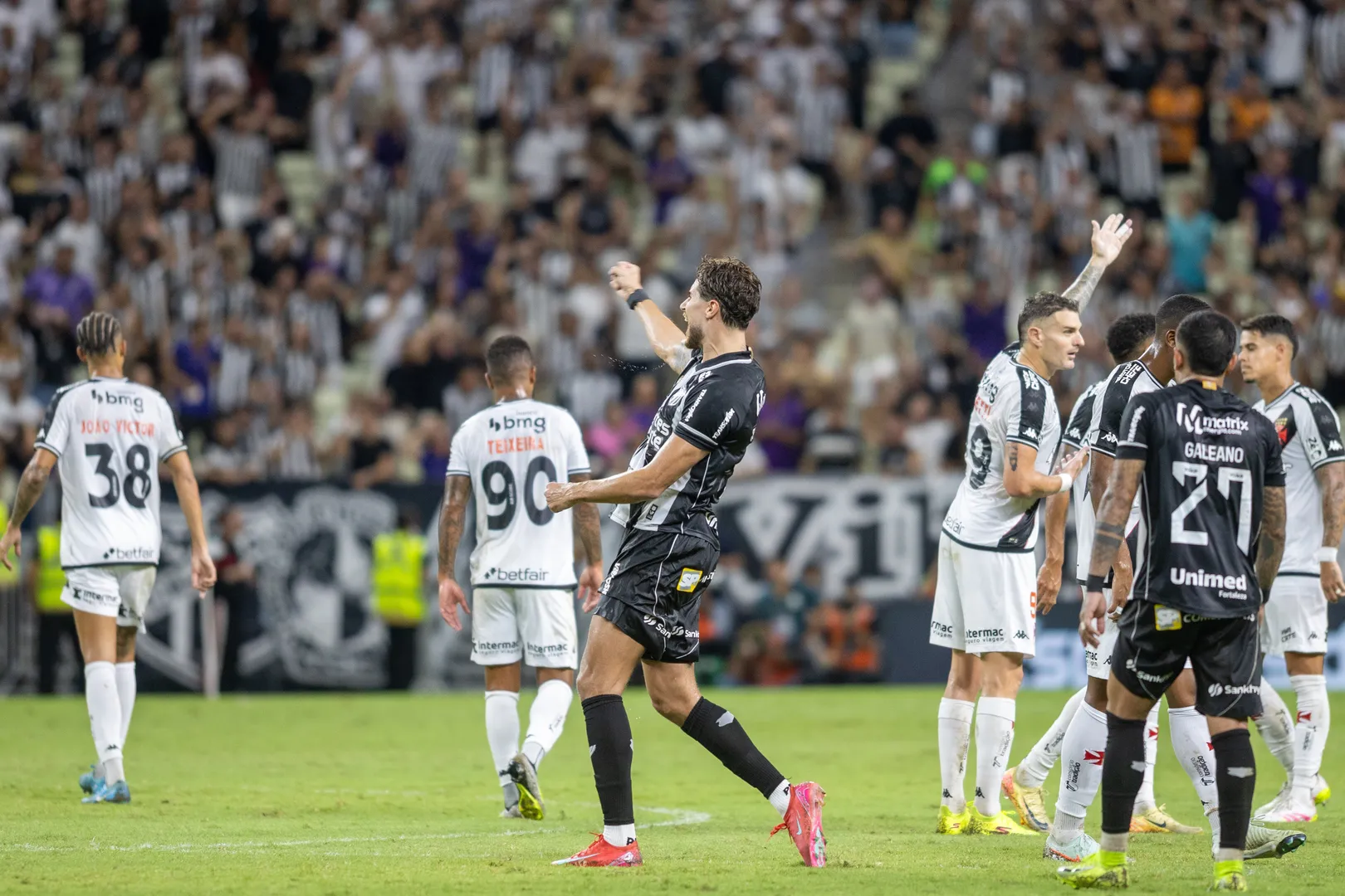 Pedro Raul marcou duas vezes na vit&oacute;ria sobre o Vasco (Foto: Icon Sport)