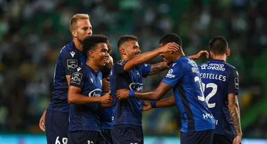 A sensa&ccedil;&atilde;o de Portugal segue impar&aacute;vel: Famalic&atilde;o mant&eacute;m a lideran&ccedil;a ao vencer o Sporting, de virada, no Alvalade