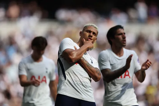 Richarlison marca e joias do Tottenham brilham em jogo de &lsquo;titulares&rsquo; antes da Premier League