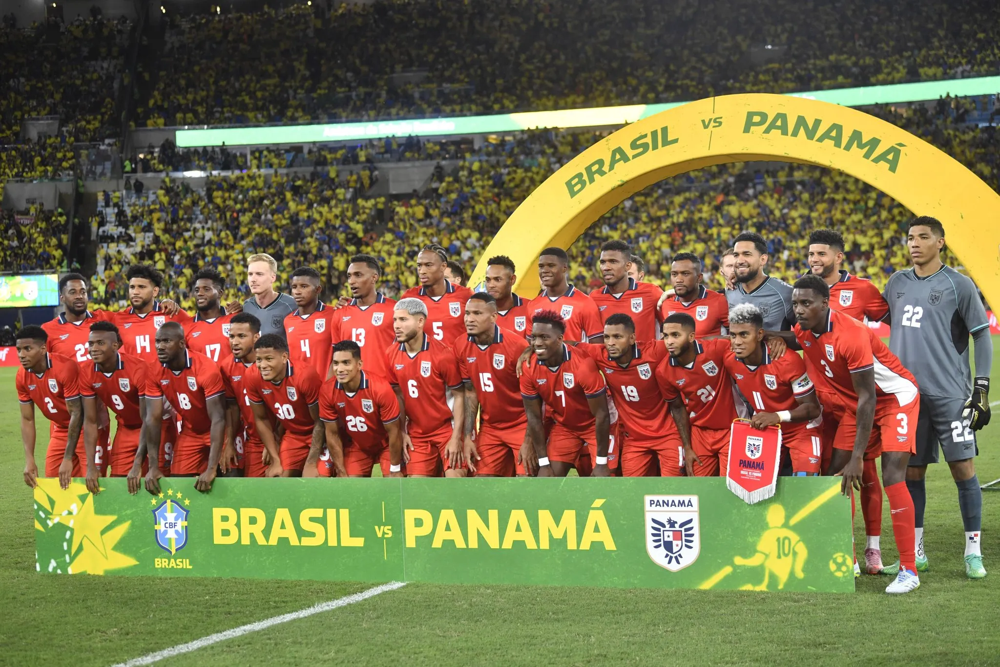 Sele&ccedil;&atilde;o panamenha perfilada no gramado do Maracan&atilde;