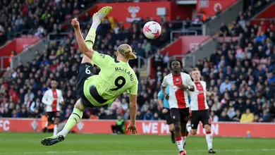 Haaland adicionou uma acrobacia fant&aacute;stica &agrave; sua impar&aacute;vel contagem de gols e o City pulverizou o Southampton