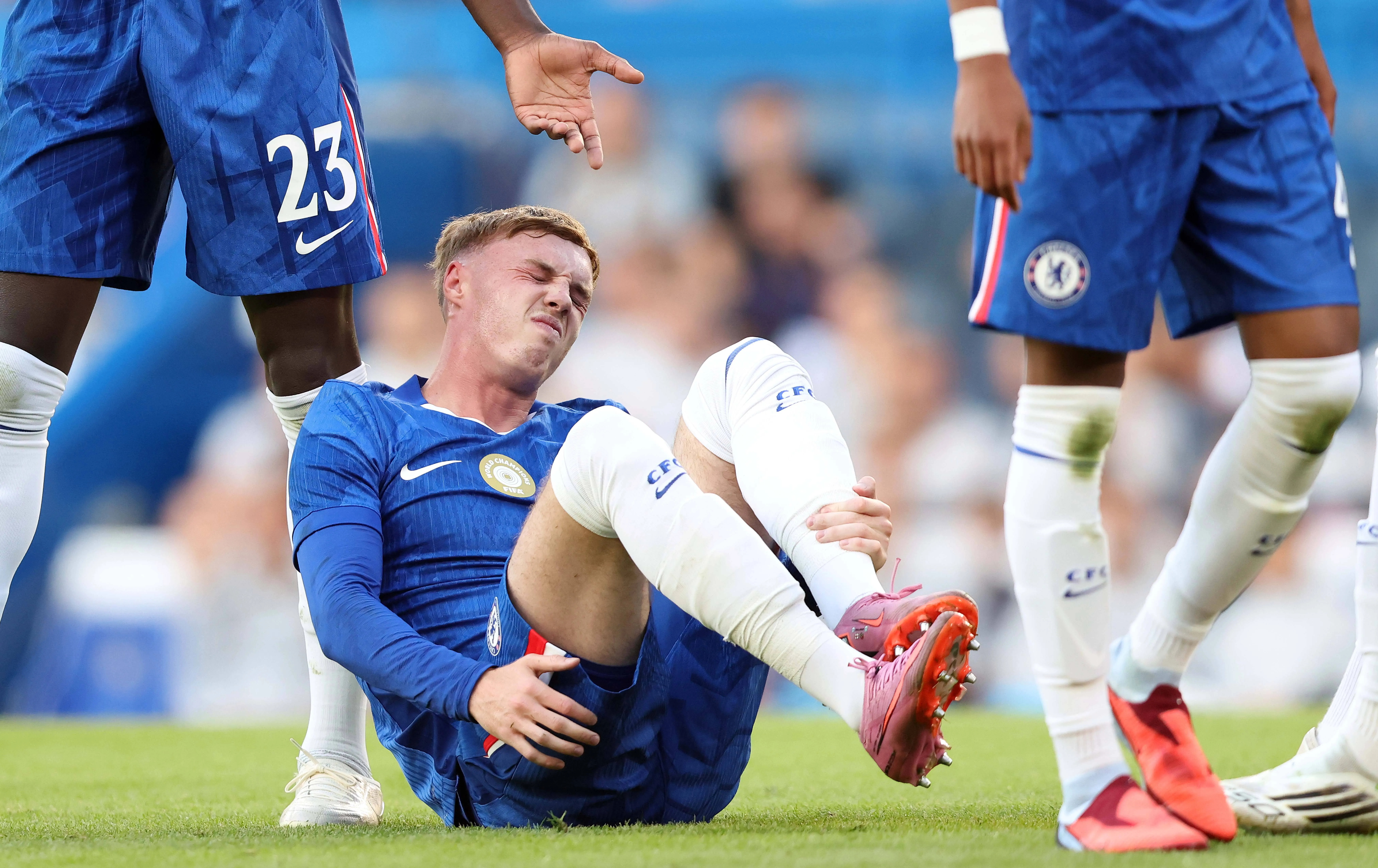 Palmer sente lesão em partida do Chelsea 