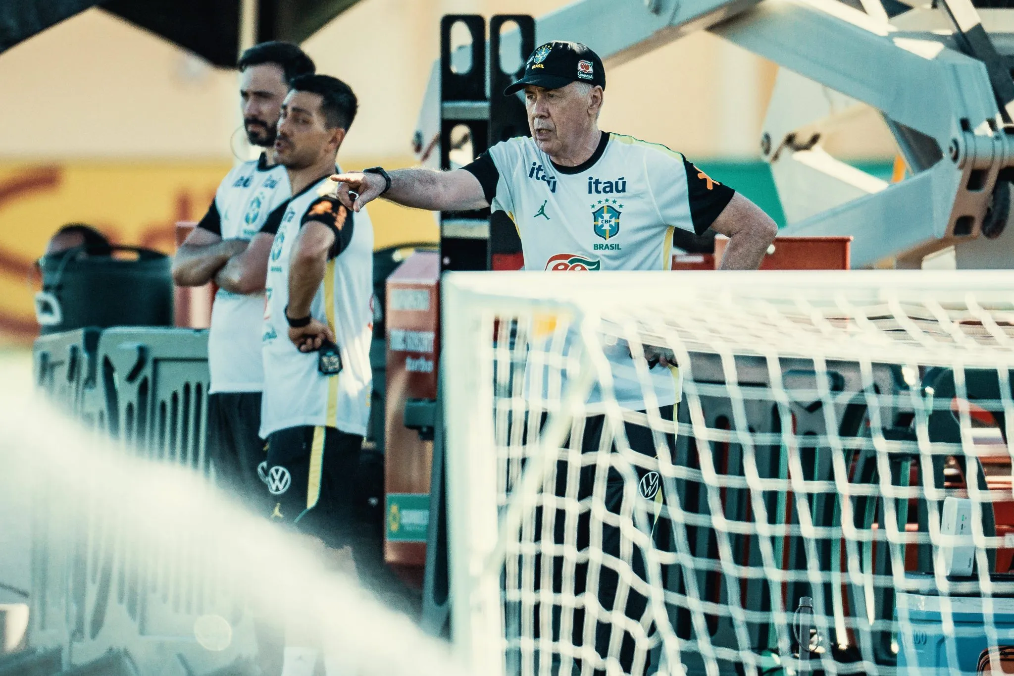Ancelotti durante sess&atilde;o de treinamento com a sele&ccedil;&atilde;o brasileira em Orlando, na Fl&oacute;rida