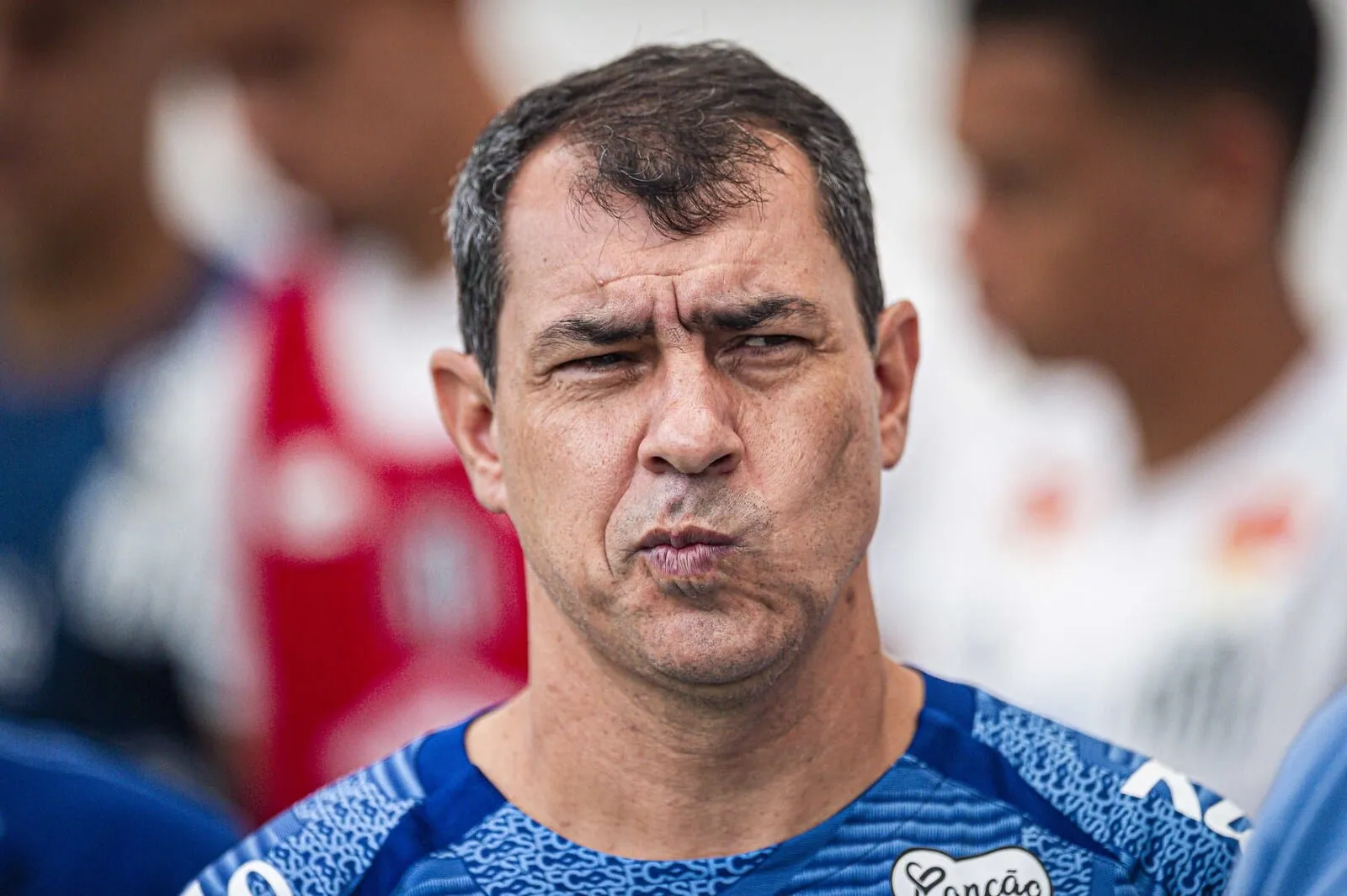 Postura de Carille no Santos diante de interesse do Corinthians pode trazer graves consequ&ecirc;ncias