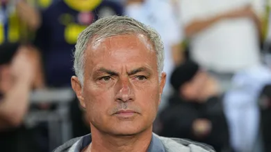 Na Turquia, Mourinho faz protesto inesperado contra decis&atilde;o do VAR