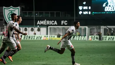 Na insist&ecirc;ncia, Vasco vence o Am&eacute;rica-MG com gol no fim e deixa a zona do rebaixamento