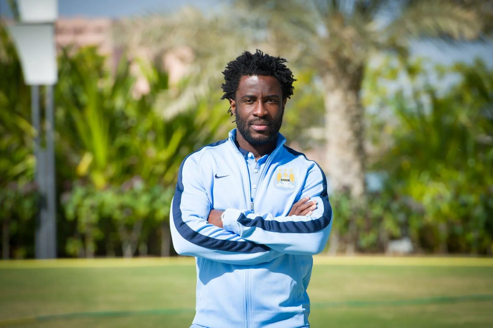 Wilfried Bony posou para fotos pelo novo clube, Manchester City (Foto: divulga&ccedil;&atilde;o)