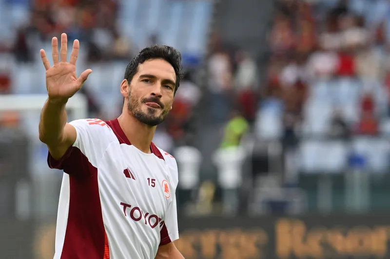 Hummels acena para torcedores da Roma durante aquecimento no Est&aacute;dio Ol&iacute;mpico