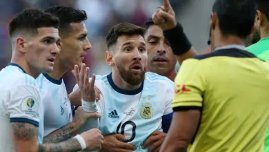 Messi sai indignado e n&atilde;o vai receber medalha: &ldquo;N&atilde;o temos que fazer parte dessa corrup&ccedil;&atilde;o&rdquo;