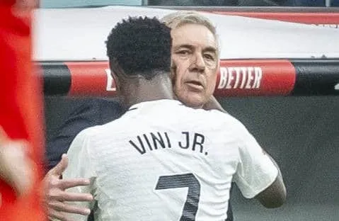 Ancelotti defende Vinicius Junior ap&oacute;s expuls&atilde;o: &lsquo;&Eacute; dif&iacute;cil ser ele&rsquo;