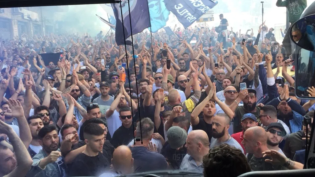 &Eacute; bonito ver a como&ccedil;&atilde;o da torcida celeste no embarque do Napoli rumo a Turim