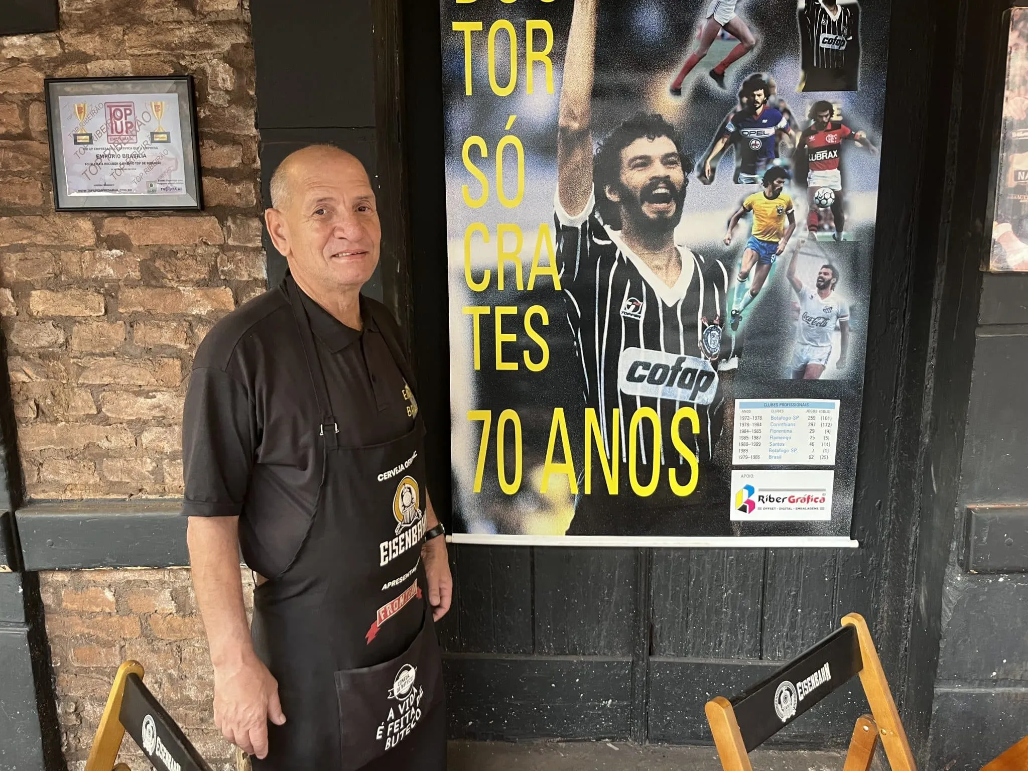 Bar de S&oacute;crates em Ribeir&atilde;o Preto tem gar&ccedil;om &lsquo;batizado&rsquo; por &iacute;dolo do Corinthians