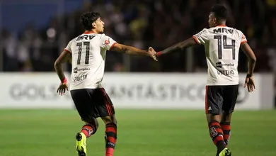 Flamengo destranca o ataque, goleia o Paran&aacute; e segue na persegui&ccedil;&atilde;o ao l&iacute;der