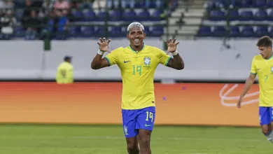 John Kennedy volta, e Fluminense ter&aacute; que encarar &lsquo;problema&rsquo; para encaix&aacute;-lo