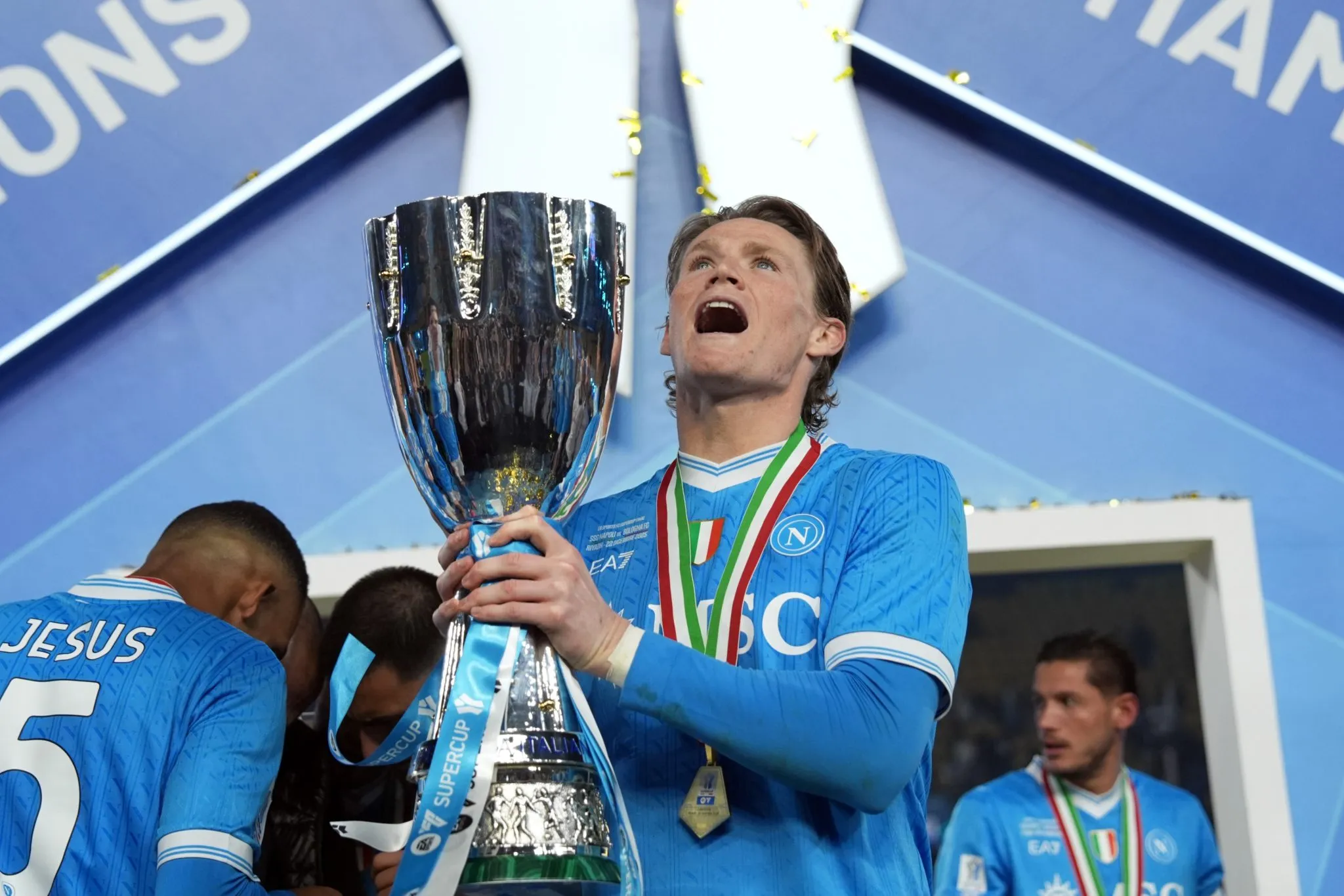 McTominay ergue o trof&eacute;u da Serie A 2024/25