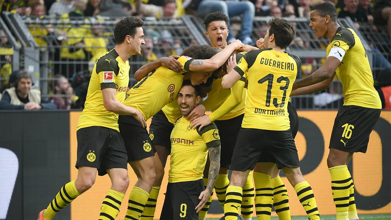 Na marra, Paco Alc&aacute;cer marca dois gols nos acr&eacute;scimos contra o Wolfsburg e coloca o Dortmund na lideran&ccedil;a da Bundesliga