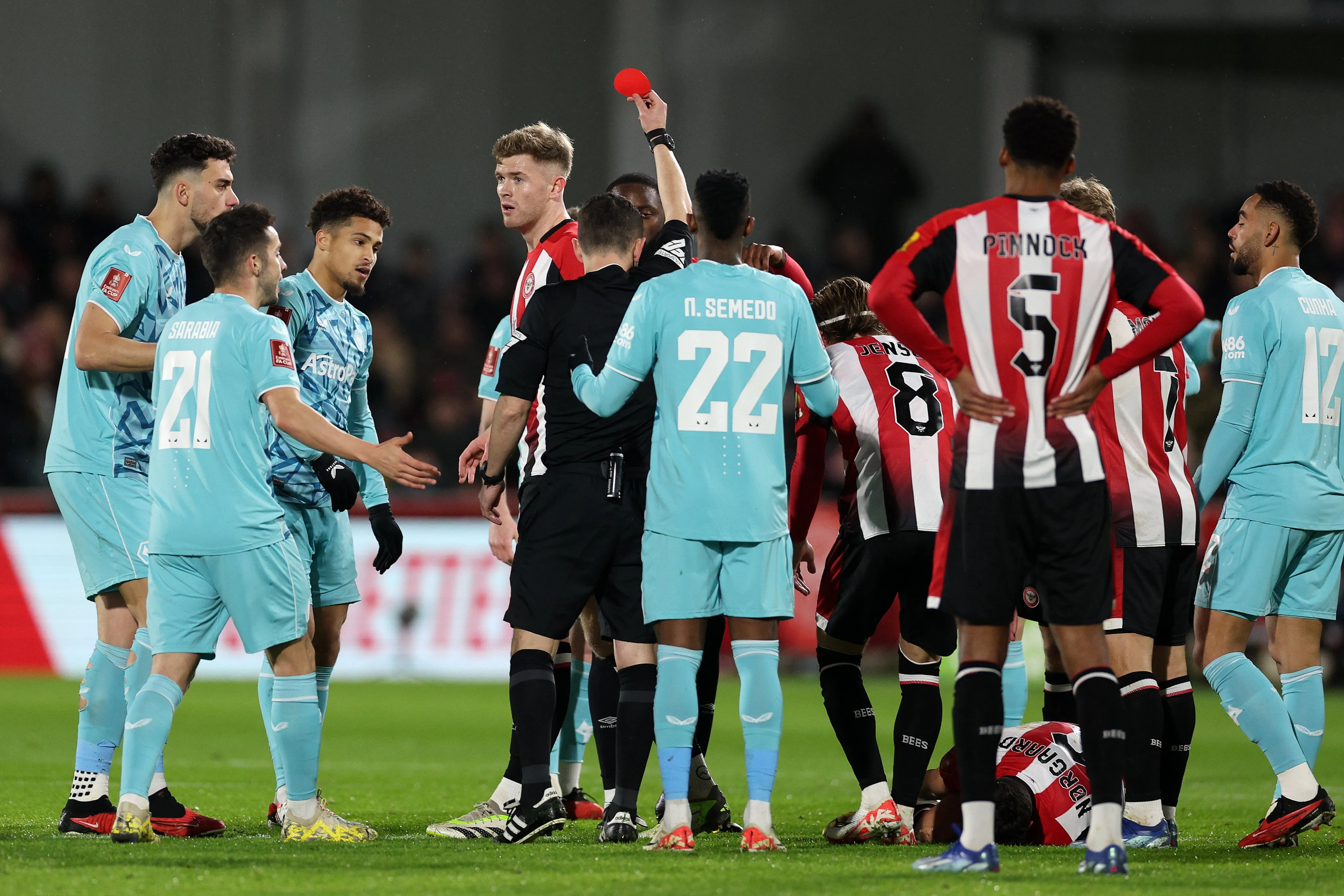 Por que &aacute;rbitro usou cart&atilde;o vermelho circular para expulsar Jo&atilde;o Gomes em Brentford x Wolverhampton