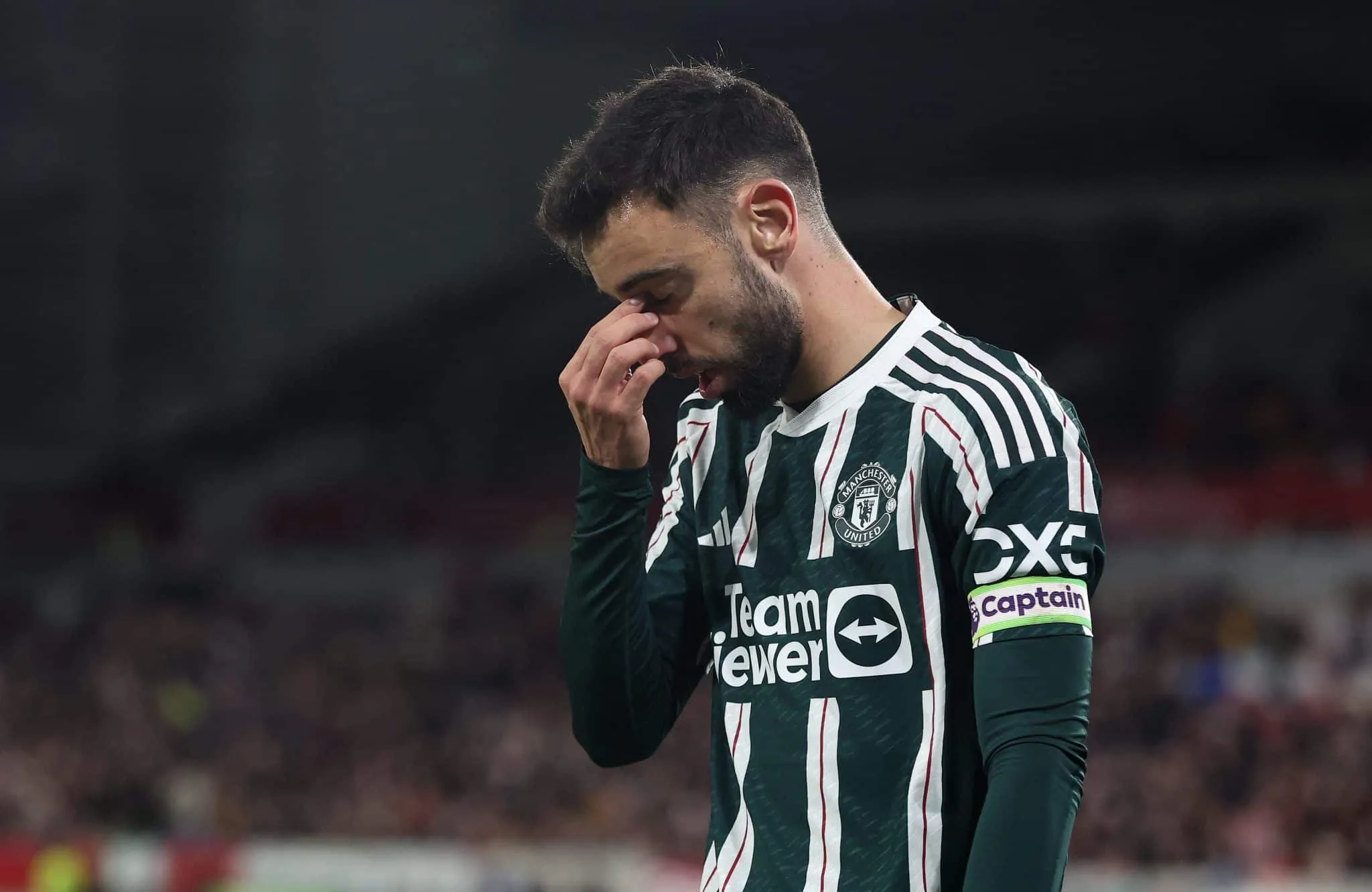 Manchester United sai no lucro com empate diante do Brentford ap&oacute;s levar 4 bolas na trave